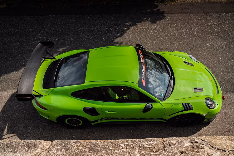 Hãng độ của Porsche trước đây từng ra mắt gói độ cho 911 GT2 RS và phiên bản đó của xe đã đạt được thành tích 6 phút 40,3 giây tại Nurburgring, biến chiếc xe đó trở thành chiếc xe thương mại nhanh nhất tại trường đua này. Giờ đây, gói nâng cấp dành cho 911 GT3 RS được phát triển trên nền tảng của GT2 RS MR với mục đích giúp chiếc xe vận hành tốt trên đường đua.