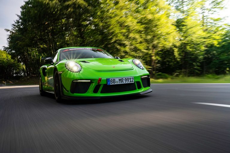 Mẫu siêu xe Porsche 911 GT3 RS thậm chí có thể hoàn thành một vòng chạy tại trường đua Nurburgring danh tiếng chỉ trong 6 phút 56,4 giây, nhanh hơn cả Porsche 918 Spyder. Nếu cảm thấy chừng đó là chưa đủ, Manthey-Racing sẽ mang đến cho chiếc GT3 RS của bạn một số nâng cấp khiến chiếc xe này thậm chí còn nhanh hơn.