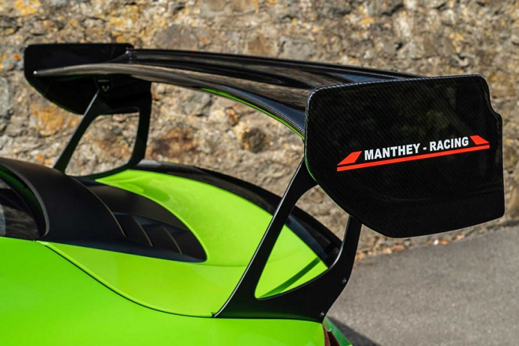 Về mặt khí động học, Manthey-Racing mang đến cho 911 GT3 RS những chi tiết khí động học nâng cấp lấy cảm hứng từ chiếc xe đua 935 thế hệ mới. Cánh gió phía sau được nâng cấp lớn hơn, đi cùng bộ hốc gió Gurney bên dưới. Ở đầu xe, MR thêm vào một số cánh mang nhằm tạo thêm khí động học. Nếu muốn, khách hàng có thể chọn thêm bộ mâm xe đặc biệt được làm bằng ma-giê cho xe, đi cùng bộ mâm này sẽ là một đĩa che khí động học, giống loại trên Porsche 935, được làm bằng sợi carbon.