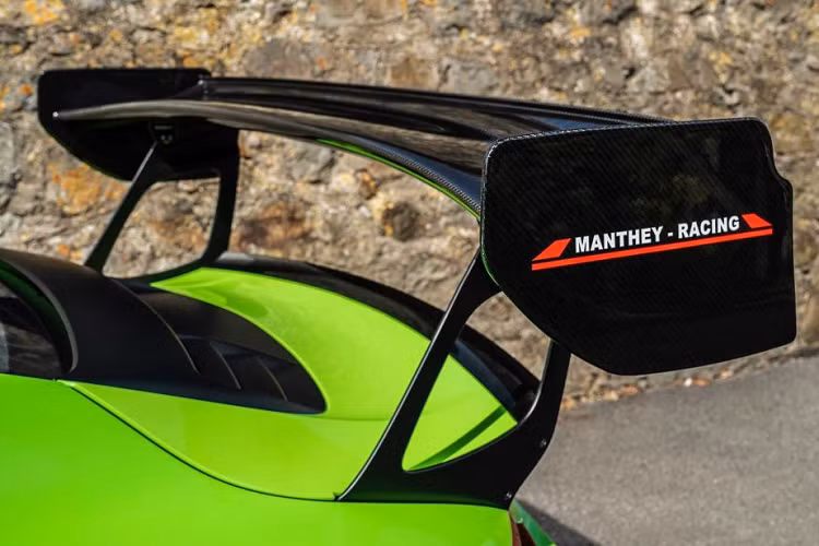 Về mặt khí động học, Manthey-Racing mang đến cho 911 GT3 RS những chi tiết khí động học nâng cấp lấy cảm hứng từ chiếc xe đua 935 thế hệ mới. Cánh gió phía sau được nâng cấp lớn hơn, đi cùng bộ hốc gió Gurney bên dưới. Ở đầu xe, MR thêm vào một số cánh mang nhằm tạo thêm khí động học. Nếu muốn, khách hàng có thể chọn thêm bộ mâm xe đặc biệt được làm bằng ma-giê cho xe, đi cùng bộ mâm này sẽ là một đĩa che khí động học, giống loại trên Porsche 935, được làm bằng sợi carbon.