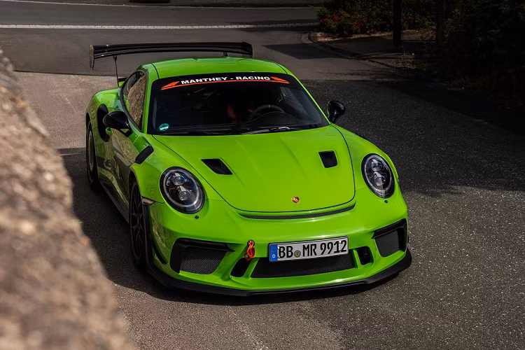 Gói nâng cấp mà Manthey-Racing độ Porsche 911 sẽ bao gồm một bộ lò xo giảm chấn mới với khả năng điều chỉnh ba đến bốn cấp độ. Bộ lò xo giảm chấn được sản xuất bởi JW này sẽ giúp chiếc xe trở nên ổn định và nhanh nhẹn hơn khi chinh phục những góc cua. Cùng với hệ thống treo, MR cũng mang đến cho xe bộ dây dẫn dầu phanh và má phanh mới cho cả bánh trước và bánh sau.