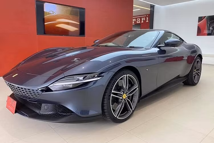 Sau khoảng 5 tháng được giới thiệu chiếc siêu xe 4 chỗ ngồi Ferrari Roma 2021 mới, đại lý Ferrari Cavallino Motors đã mang về đất nước Thái Lan chiếc xe Ferrari Roma đầu tiên sử dụng tay lái nghịch, tức dành để cho các đại gia ở nước này sở hữu cũng như chạy "hợp pháp" trên đường phố Thái Lan. Hiện chưa rõ chiếc siêu xe 4 chỗ ngồi Ferrari Roma này thuộc xe demo của Ferrari Cavallino Motors để cho khách hàng chạy thử hay là xe đã có chủ nhân. Nhiều khả năng chiếc Ferrari Roma này đã có đại gia rước và đã được cho đăng ký biển số.