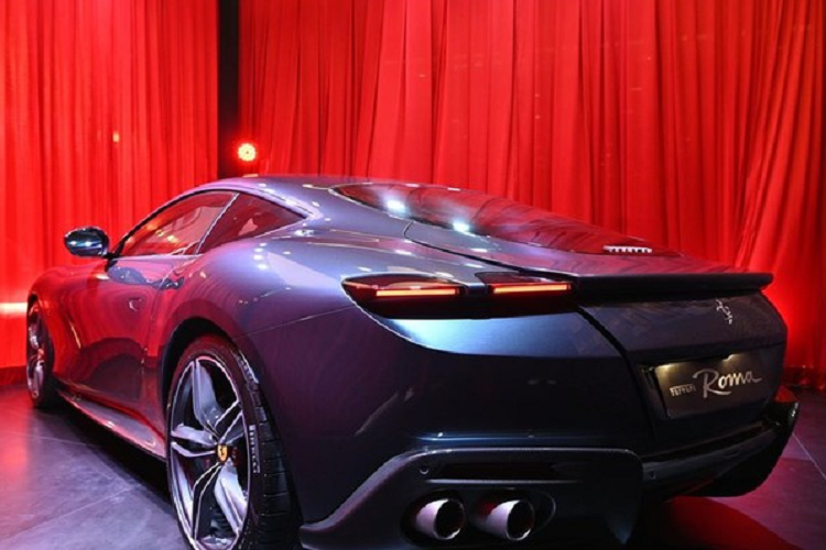 Bên cạnh đó siêu xe 4 chỗ ngồi Ferrari Roma hoàn toàn mới còn có dải đèn LED rất đẹp mắt phía trước và đèn hậu đầy tinh tế. Bước vào bên trong khoang lái của siêu xe Ferrari Roma, mẫu siêu xe 4 chỗ ngồi có cụm màn hình giải trí đặt dọc, phía trước mặt người ngồi ghế phụ được trang bị thêm một màn hình giải trí nhưng không rõ liệu đây sẽ là trang bị tiêu chuẩn hay là tùy chọn giống như trên Ferrari Portofino.