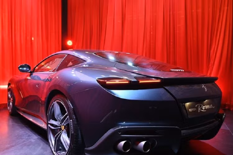Bên cạnh đó siêu xe 4 chỗ ngồi Ferrari Roma hoàn toàn mới còn có dải đèn LED rất đẹp mắt phía trước và đèn hậu đầy tinh tế. Bước vào bên trong khoang lái của siêu xe Ferrari Roma, mẫu siêu xe 4 chỗ ngồi có cụm màn hình giải trí đặt dọc, phía trước mặt người ngồi ghế phụ được trang bị thêm một màn hình giải trí nhưng không rõ liệu đây sẽ là trang bị tiêu chuẩn hay là tùy chọn giống như trên Ferrari Portofino.
