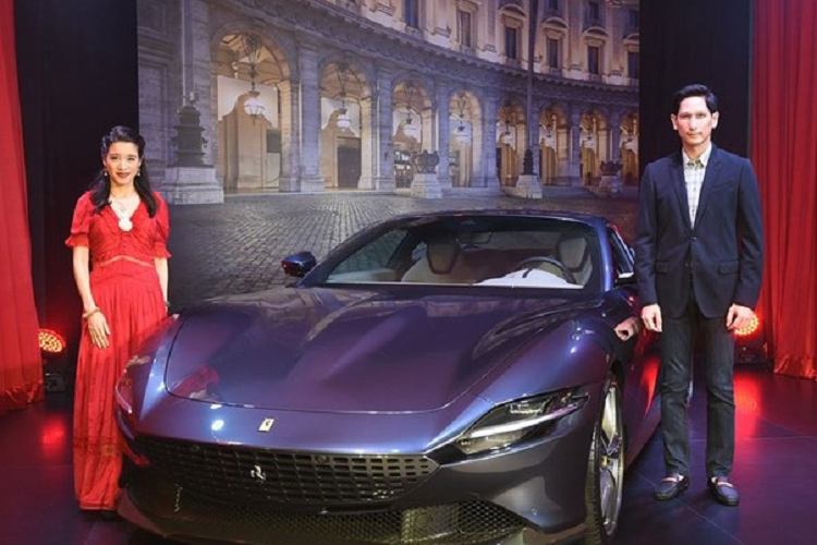 Hãng siêu xe đến từ Ý mang đến tên gọi Ferrari Roma cho chiếc Coupe 2+ hoàn toàn mới được ra mắt trong một sự kiện diễn ra ở Roma, Italy vào cuối tháng 11 năm ngoái. Nhìn bên ngoài hình dáng của Ferrari Roma có thể thấy xe mang thiết kế cổ điển của những năm 1950 và 1960 được hãng siêu xe Ý gọi là “La Dolce Vita”.
