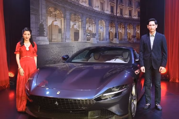 Hãng siêu xe đến từ Ý mang đến tên gọi Ferrari Roma cho chiếc Coupe 2+ hoàn toàn mới được ra mắt trong một sự kiện diễn ra ở Roma, Italy vào cuối tháng 11 năm ngoái. Nhìn bên ngoài hình dáng của Ferrari Roma có thể thấy xe mang thiết kế cổ điển của những năm 1950 và 1960 được hãng siêu xe Ý gọi là “La Dolce Vita”.
