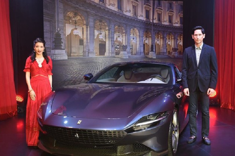 Siêu xe 4 chỗ Ferrari Roma sẽ có mức giá bán từ 21,23 triệu Baht, tương đương 15,9 tỷ đồng tại thị trường Thái Lan và hiện chưa rõ có đại gia Việt nào đã để mắt đến mẫu siêu xe 4 chỗ ngồi của hãng Ferrari hay chưa. Nhưng việc các đại gia Thái liên tục đón nhận các siêu xe mới toanh của Ferrari khiến không ít bạn trẻ mê xe tại Việt Nam phát hờn.