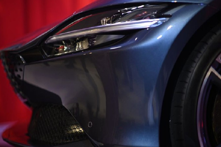 Siêu xe Ferrari Roma haonf toàn mới còn có thêm các ghế ngồi bọc da cao cấp, da Alcantara cũng như viền kim loại và đen bóng.