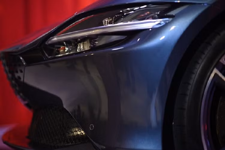 Siêu xe Ferrari Roma haonf toàn mới còn có thêm các ghế ngồi bọc da cao cấp, da Alcantara cũng như viền kim loại và đen bóng.