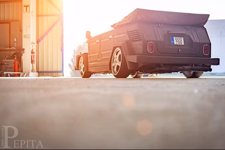 Trong khi bạn chắc chắn có thể miêu tả chiếc Volkswagen Thing là một phương tiện đa năng, bạn không thể miêu tả nó bằng từ “sang trọng.” Đó chính là chỗ đáng nói của chiếc xe trong ảnh này.