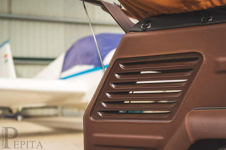 Thông qua các bức ảnh nội thất của xe, chúng ta có thể thấy rằng ghế ngồi đã được bọc lại trong lớp da màu rám nắng.