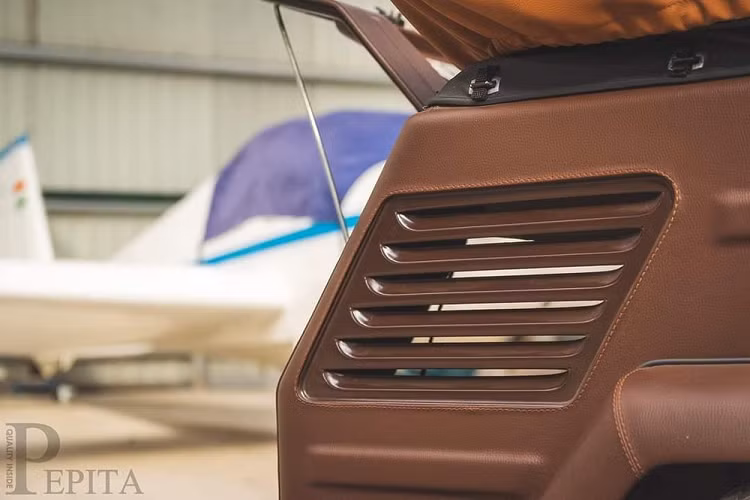 Thông qua các bức ảnh nội thất của xe, chúng ta có thể thấy rằng ghế ngồi đã được bọc lại trong lớp da màu rám nắng.