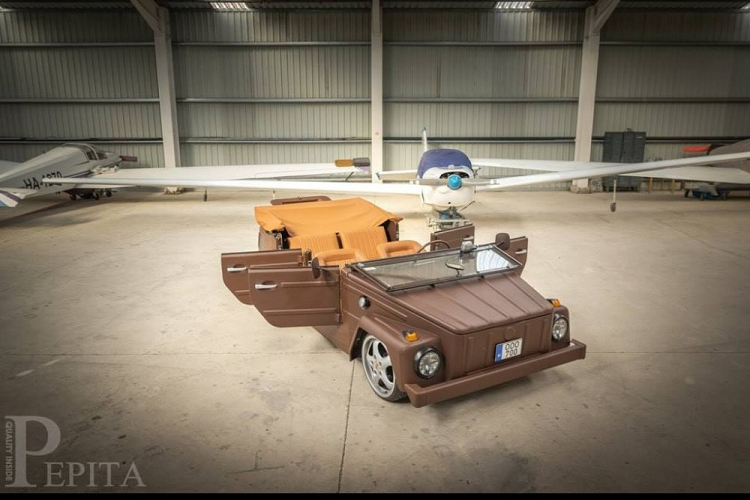 Volkswagen Thing đời cũ vốn đã phát triển Thing cho Quân đội Tây Đức và rồi bán nó trong lốt phương tiện dân sự trên khắp thế giới. Tất cả 4 cửa xe đều có thể tháo rời, kính chắn gió thì có thể gập phẳng, và phần mui trần có thể tháo ra.