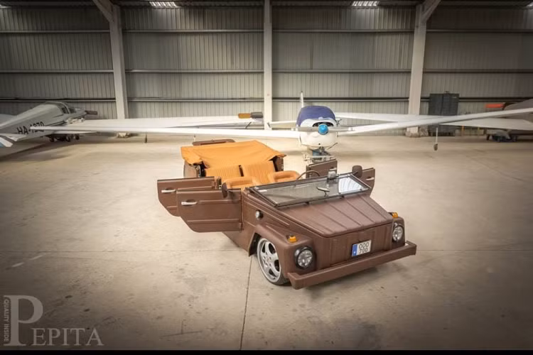 Volkswagen Thing đời cũ vốn đã phát triển Thing cho Quân đội Tây Đức và rồi bán nó trong lốt phương tiện dân sự trên khắp thế giới. Tất cả 4 cửa xe đều có thể tháo rời, kính chắn gió thì có thể gập phẳng, và phần mui trần có thể tháo ra.