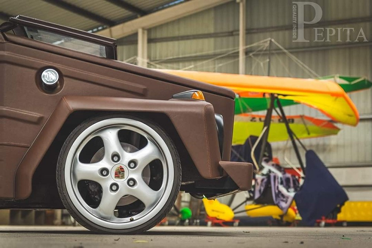 Có rất nhiều lý do tại sao việc bọc da cho ngoại thất xe là bất thường, nhưng nguyên nhân chủ yếu là bởi nó không hề chống nước trừ phi được xử lý một cách đặc biệt. Điều đó đồng nghĩa rằng chiếc Volkswagen lạ mắt này sẽ chỉ có thể ra ngoài khi thời tiết nắng đẹp.