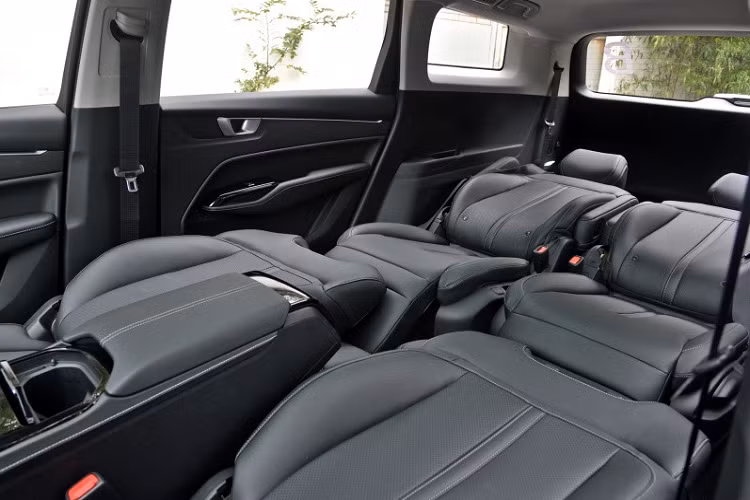 Ở bản 4 chỗ, Wuling Victory 2021 được trang bị 2 ghế độc lập phía sa, có thể ngả hẳn xuống như giường nằm và đi kèm đệm bắp chân 72 độ. Chưa hết, Wuling Victory 2021 còn được trang bị vô lăng 2 chấu...