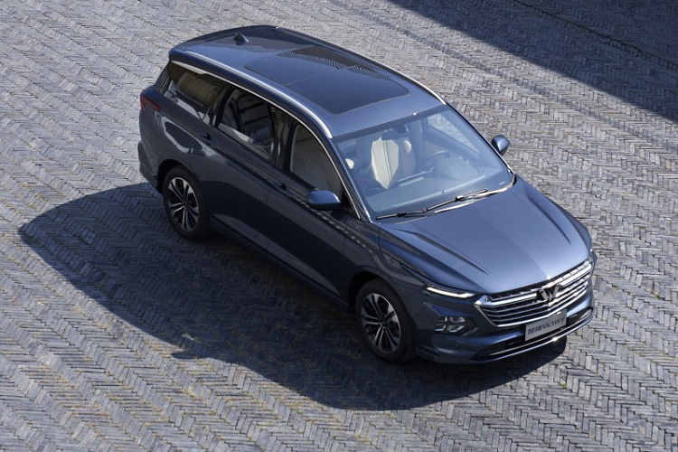 Cuối cùng là những trang bị an toàn như hệ thống cân bằng điện tử, 6 túi khí, hệ thống cảnh báo va chạm với tính năng phát hiện người đi bộ, phanh khẩn cấp tự động, hỗ trợ giữ làn đường, cảnh báo chệch làn đường và hệ thống kiểm soát hành trình ở tốc độ từ 0-150 km/h.