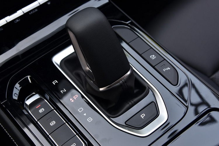 Bảng đồng hồ kỹ thuật số với màn hình 10,25 inch. Màn hình cảm ứng 10,25 inch nằm độc lập trên mặt táp-lô, cửa gió điều hòa nằm ngang.