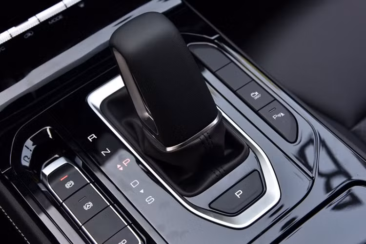 Bảng đồng hồ kỹ thuật số với màn hình 10,25 inch. Màn hình cảm ứng 10,25 inch nằm độc lập trên mặt táp-lô, cửa gió điều hòa nằm ngang.