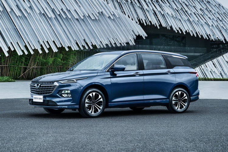 Là xe MPV nhưng Wuling Victory 2021 lại được thiết kế theo phong cách SUV. Do đó, mẫu MPV Trung Quốc này sở hữu gầm khá cao, sườn xe "cơ bắp" và đi kèm đường dập gân nổi bật, kéo dài từ chắn bùn trước đến đèn hậu. Các cột đều được sơn màu đen, mang đến hiệu ứng nóc "lơ lửng".