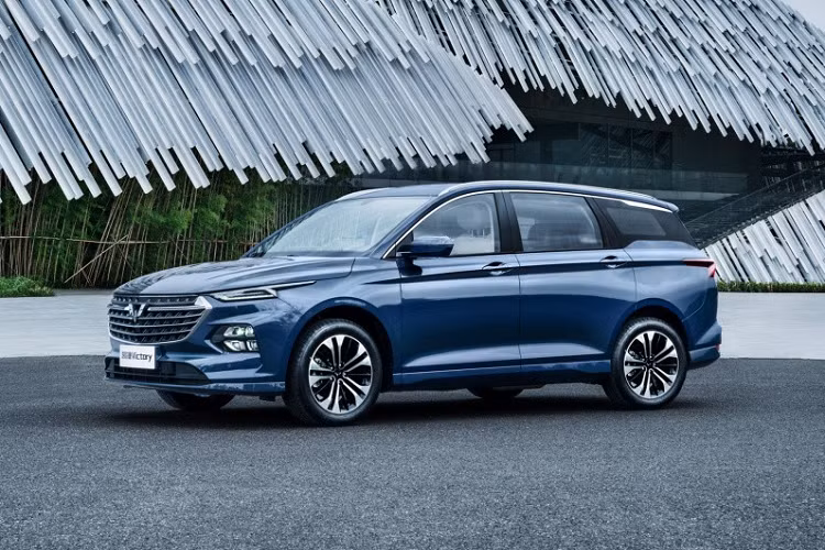 Là xe MPV nhưng Wuling Victory 2021 lại được thiết kế theo phong cách SUV. Do đó, mẫu MPV Trung Quốc này sở hữu gầm khá cao, sườn xe "cơ bắp" và đi kèm đường dập gân nổi bật, kéo dài từ chắn bùn trước đến đèn hậu. Các cột đều được sơn màu đen, mang đến hiệu ứng nóc "lơ lửng".