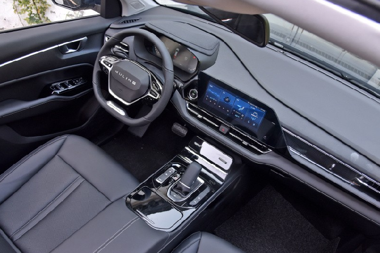 Bên trong Wuling Victory 2021 là không gian nội thất 6 chỗ tiêu chuẩn với thiết kế theo phong cách sang trọng. Hàng ghế thứ hai đi kèm đệm đỡ bắp chân như xe sang và có thể trượt lên xuống nhằm mang đến cảm giác thoải mái nhất cho người ngồi.