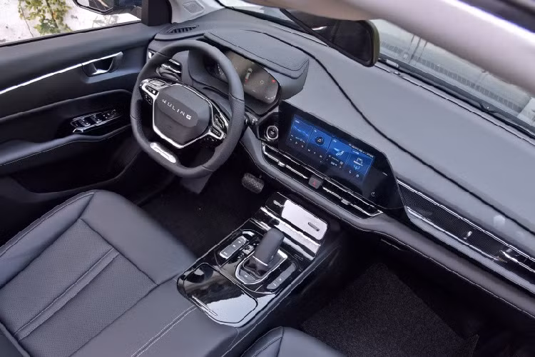 Bên trong Wuling Victory 2021 là không gian nội thất 6 chỗ tiêu chuẩn với thiết kế theo phong cách sang trọng. Hàng ghế thứ hai đi kèm đệm đỡ bắp chân như xe sang và có thể trượt lên xuống nhằm mang đến cảm giác thoải mái nhất cho người ngồi.