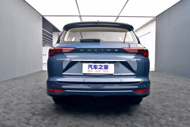 Đằng sau mẫu xe Trung Quốc này là cụm đèn hậu được thiết kế nằm ngang và nhỏ gọn với tem nổi "Wuling" ở giữa. Ngoài ra, xe còn có cửa cốp sau khá lớn, cánh gió mui tích hợp đèn phanh trên cao và cản sau gọn gàng, giấu được cả ống xả.
