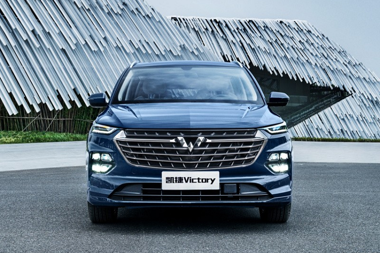 Trên đầu xe, Wuling Victory của Trung Quốc được trang bị lưới tản nhiệt cỡ lớn với nhiều nan mạ crôm nằm ngang và hệ thống đèn được chia thành 2 tầng. Bên trên là cụm đèn pha LED thanh mảnh trong khi đèn sương mù với thiết kế như 4 viên đá nằm bên dưới. Tiếp đến là hốc gió trung tâm khá rộng, kéo dài gần hết cản trước.