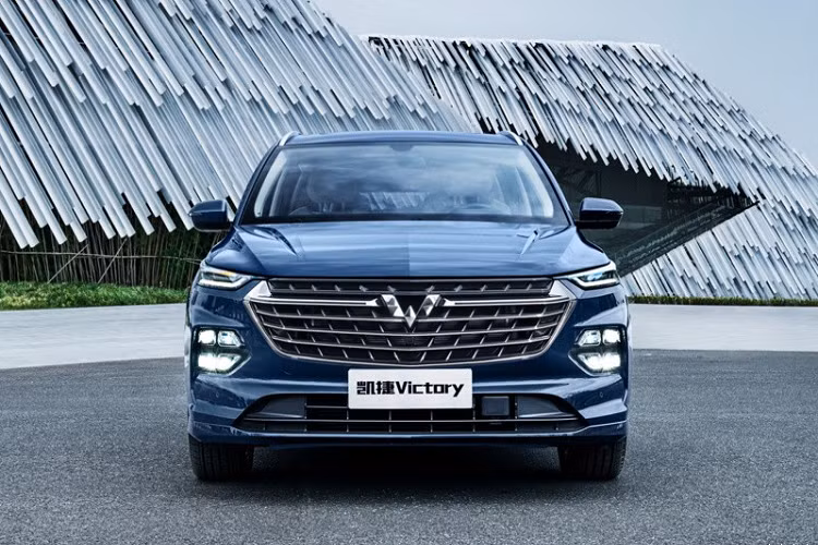 Trên đầu xe, Wuling Victory của Trung Quốc được trang bị lưới tản nhiệt cỡ lớn với nhiều nan mạ crôm nằm ngang và hệ thống đèn được chia thành 2 tầng. Bên trên là cụm đèn pha LED thanh mảnh trong khi đèn sương mù với thiết kế như 4 viên đá nằm bên dưới. Tiếp đến là hốc gió trung tâm khá rộng, kéo dài gần hết cản trước.