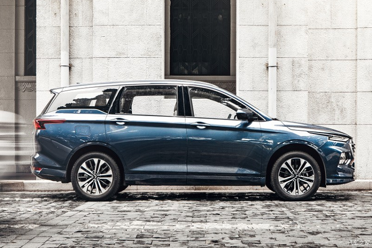 Có thể nói, Wuling Victory 2021 mới có giá khá hấp dẫn với một mẫu MPV cỡ trung. Sở hữu chiều dài 4.875 mm, rộng 1.880 mm, cao 1.700 mm và chiều dài cơ sở 2.800 mm, mẫu MPV này có kích thước ngang ngửa Toyota Innova tại Việt Nam. Thế nhưng, về giá bán thì Wuling Victory 2021 rẻ bằng một nửa so với Toyota Innova.