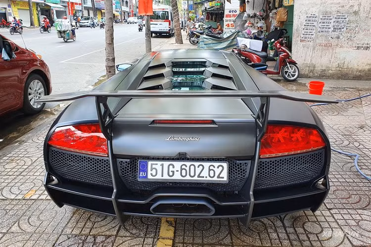 "Trái tim" của siêu phẩm Lamborghini Murcielago LP670-4 SV độc nhất Việt Nam là khối động cơ V12 6.5L cho ra công suất tối đa 670 mã lực và mô-men xoắn cực đại 660 Nm. Đi kèm với đó là hộp số tự động E-Gear 6 cấp. Từ đó, Lamborghini Murcielago LP670-4 SV có thể bứt tốc từ 0 - 100km/h chỉ với 3,3 giây trước khi đạt vận tốc tối đa 342 km/h.