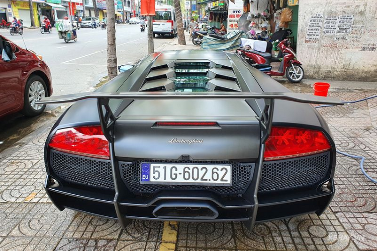 "Trái tim" của siêu phẩm Lamborghini Murcielago LP670-4 SV độc nhất Việt Nam là khối động cơ V12 6.5L cho ra công suất tối đa 670 mã lực và mô-men xoắn cực đại 660 Nm. Đi kèm với đó là hộp số tự động E-Gear 6 cấp. Từ đó, Lamborghini Murcielago LP670-4 SV có thể bứt tốc từ 0 - 100km/h chỉ với 3,3 giây trước khi đạt vận tốc tối đa 342 km/h.