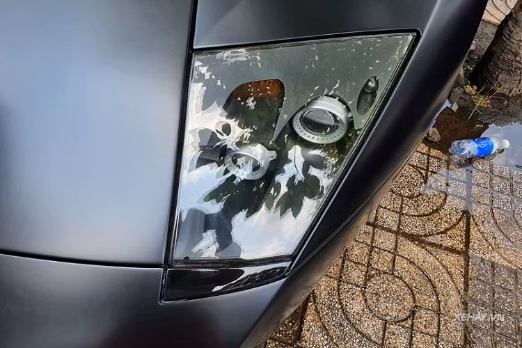 Lamborghini Murcielago LP670-4 SV mang trong mình những đặc trưng vốn có của dòng SV danh tiếng như ngoại hình được nâng cấp với bộ body-kit mạnh mẽ và dữ dằn. Các chi tiết bằng sợi carbon được nhà sản xuất tận dùng tối đa nhằm "giảm cân" cho mẫu xe này cũng như góp phần giúp xe tăng tốc tốt hơn.