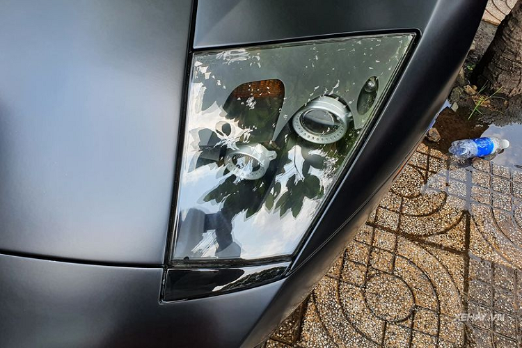 Lamborghini Murcielago LP670-4 SV mang trong mình những đặc trưng vốn có của dòng SV danh tiếng như ngoại hình được nâng cấp với bộ body-kit mạnh mẽ và dữ dằn. Các chi tiết bằng sợi carbon được nhà sản xuất tận dùng tối đa nhằm "giảm cân" cho mẫu xe này cũng như góp phần giúp xe tăng tốc tốt hơn.