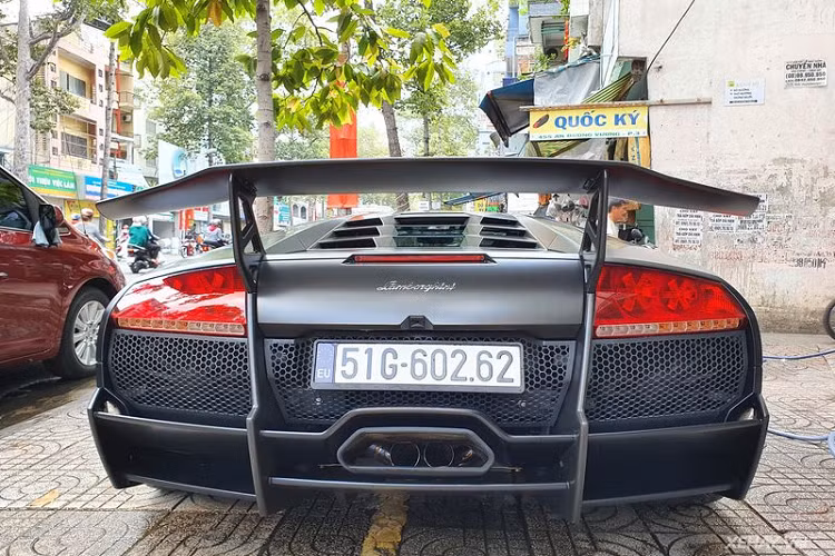 Cụm 4 ống xả kép được đặt gọn gàng ở vị trí trung tâm đuôi xe