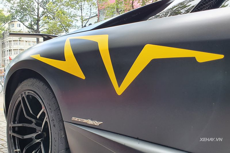 Cận cảnh bộ đèn chiếu sáng khá điệu đà trên Murcielago SV. Hoạ tiết SV cách điệu màu vàng nổi bật trên thân xe