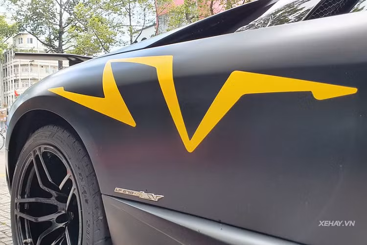 Cận cảnh bộ đèn chiếu sáng khá điệu đà trên Murcielago SV. Hoạ tiết SV cách điệu màu vàng nổi bật trên thân xe