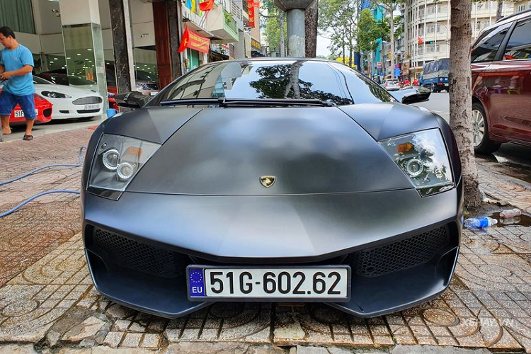 Siêu phẩm Lamborghini Murcielago SV hàng hiếm tại Việt Nam này là phiên bản nâng cấp của dòng Murcielago danh tiếng, với số lượng sản xuất giới hạn ban đầu chỉ 350 chiếc. Tuy nhiên, số lượng xe sản xuất thực tế chỉ khoảng 186 chiếc vì phải nhường khu vực chế tạo cho Aventador – phiên bản kế thừa của Murcielago.