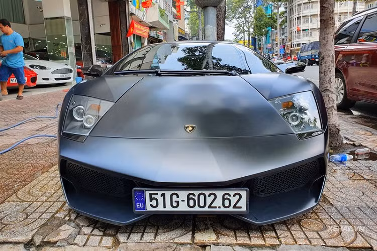 Siêu phẩm Lamborghini Murcielago SV hàng hiếm tại Việt Nam này là phiên bản nâng cấp của dòng Murcielago danh tiếng, với số lượng sản xuất giới hạn ban đầu chỉ 350 chiếc. Tuy nhiên, số lượng xe sản xuất thực tế chỉ khoảng 186 chiếc vì phải nhường khu vực chế tạo cho Aventador – phiên bản kế thừa của Murcielago.
