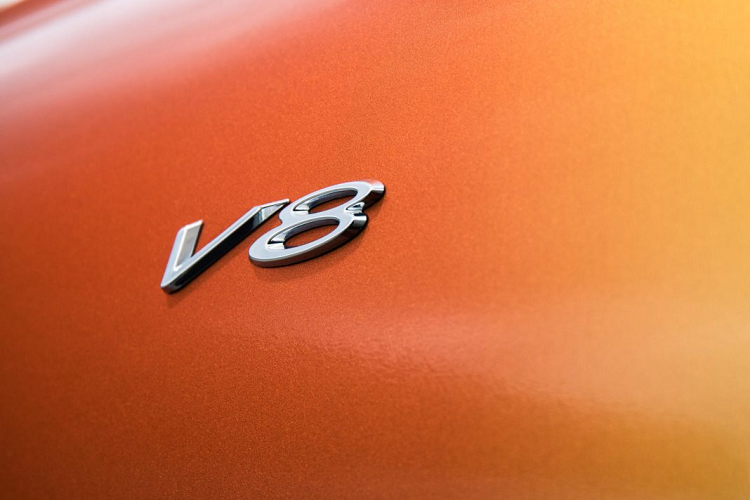 Chiếc xe mang trên mình những màu sắc Dragon Red, Orange Flame, Yellow Flame, Apple Green, Sequin Blue và Azure Purple đầy quen thuộc trên những mẫu Bentley cao cấp. Kết hợp với ngoại thất đầy sắc màu chính là các chi tiết chrome tối màu được phối đầy hầm hố với bề mặt được đánh bóng cẩn thận, tạo điểm nhấn cho chiếc xe hơi Anh Quốc độc đáo.