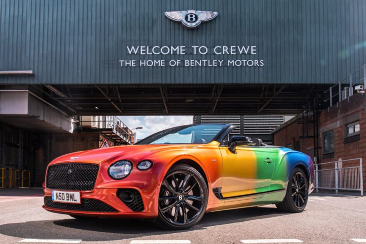 Chiếc xe siêu sang Bentley Continental GT V8 Convertible mới này đã được những người thợ khoác lên mình một thiết kế cầu vồng thể hiện màu sơn bespoke của Bentley. Chiếc xe đầy màu sắc sẽ được giới thiệu trong khuôn khổ sự kiện Cheshire East Virtual Pride 2020, một sự kiện trực tuyến vào ngày 25/7 với các cuộc phỏng vấn, âm nhạc, các cuộc thi và biểu diễn nhằm ủng hộ cộng đồng LGBTQ +.