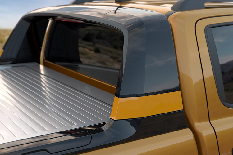 Ford trang bị cho phiên bản này nắp thùng sau chỉnh điện, người dùng có thể đóng/mở nắp bằng chìa khóa, công tắc gắn trong ca-bin hoặc trong thùng sau.