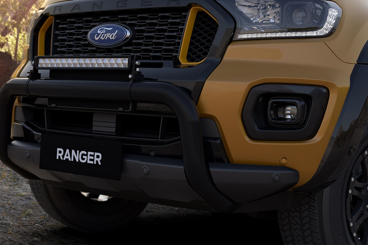 Ở phía trước, mẫu xe bán tải Ford Ranger Wildtrak X được trang bị đèn chiếu sáng Bi-LED. Tương tự Everest BaseCamp ra mắt cách đây chưa lâu, Ford bổ sung cản trước cỡ lớn và một thanh LED trợ sáng dài 20,5 inch gắn ngay phía trên.