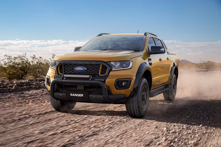 Ford Ranger Wildtrak 2021 thuộc phiên bản nâng cấp mới nhất. Xe có lưới tản nhiệt dạng lưới hình thang màu đen, hốc tản nhiệt hình đa giác được viền nổi bật ở 2 bên.