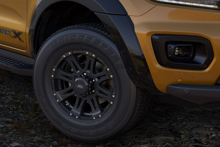 Một số chi tiết trên xe được nâng cấp như ốp gầm to hơn, bậc cửa mới, ốp vòm bánh xe màu đen và bộ mâm 18 inch 8 chấu kép chắc chắn hơn. Khác với đời trước, Wildtrak X 2021 không được trang bị ống thở chuyên dụng.