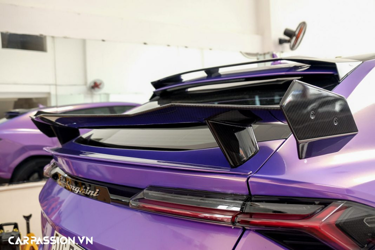 Thân xe mang những đường nét thiết kế đầy cơ bắp, cột C có thiên hướng dốc về phần đuôi phía sau khiến cho vẻ ngoài của Urus không khác gì một mẫu xe Coupe gầm cao. Xe được trang bị bộ mâm 5 chấu Nath dạng diamond-cut có đường kính 22 inch nhưng đã được chủ nhân sơn đen bóng, tăng tính mạnh mẽ cho phần tổng thể của xe.