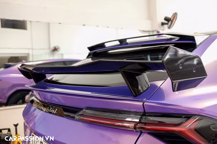 Thân xe mang những đường nét thiết kế đầy cơ bắp, cột C có thiên hướng dốc về phần đuôi phía sau khiến cho vẻ ngoài của Urus không khác gì một mẫu xe Coupe gầm cao. Xe được trang bị bộ mâm 5 chấu Nath dạng diamond-cut có đường kính 22 inch nhưng đã được chủ nhân sơn đen bóng, tăng tính mạnh mẽ cho phần tổng thể của xe.