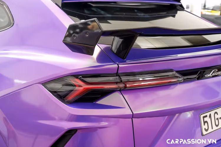 Ra mắt vào cuối năm 2017, Lamborghini Urus là nước đi táo bạo của thương hiệu siêu xe đến từ Ý nhằm tham gia vào phân khúc xe SUV đầy tính cạnh tranh hiện nay. Tuy xuất hiện muộn hơn so với những đối thủ khác, Urus lại là mẫu xe khai sinh ra phân khúc siêu SUV nhờ hiệu năng vận hành vượt trội. Hiện nay, Lamborghini Urus đang nắm giữ ngôi vương cho danh hiệu mẫu xe SUV nhanh nhất thế giới.