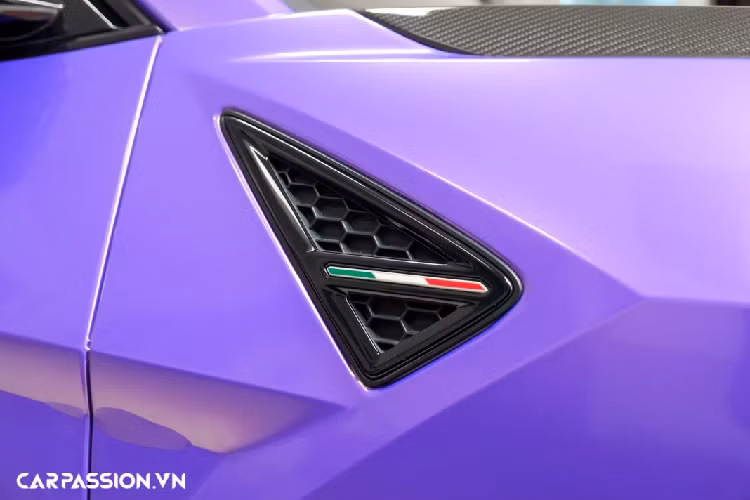 Chưa hết, phần ngoại thất của xe còn được bổ sung với một số chi tiết đến từ gói độ Mansory Venatus dành riêng cho Lamborghini Urus. Với gói nâng cấp đến từ nhà độ Đức, nắp ca-pô nguyên bản được thay bằng chi tiết mới có tạo hình hầm hố, xe được trang bị thêm phần nẹp mui và một cánh gió sau cỡ lớn, tất cả đều được làm từ sợi carbon siêu nhẹ.